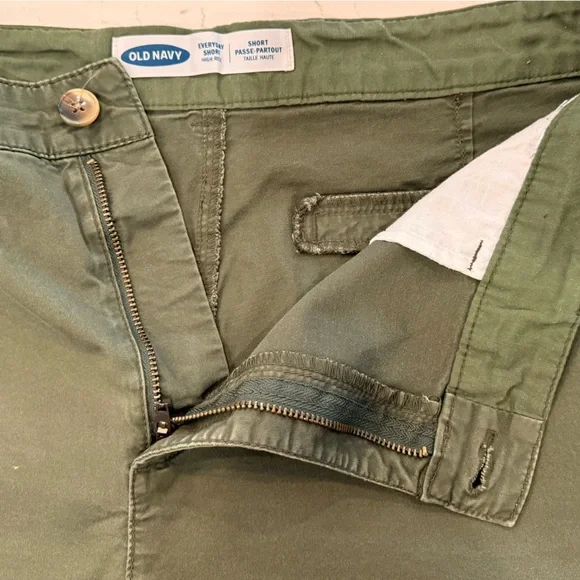 GUC Size 14 Old Navy Everyday Women’s Casual Stretch Shorts - Black and Olive - Picture 8 of 11